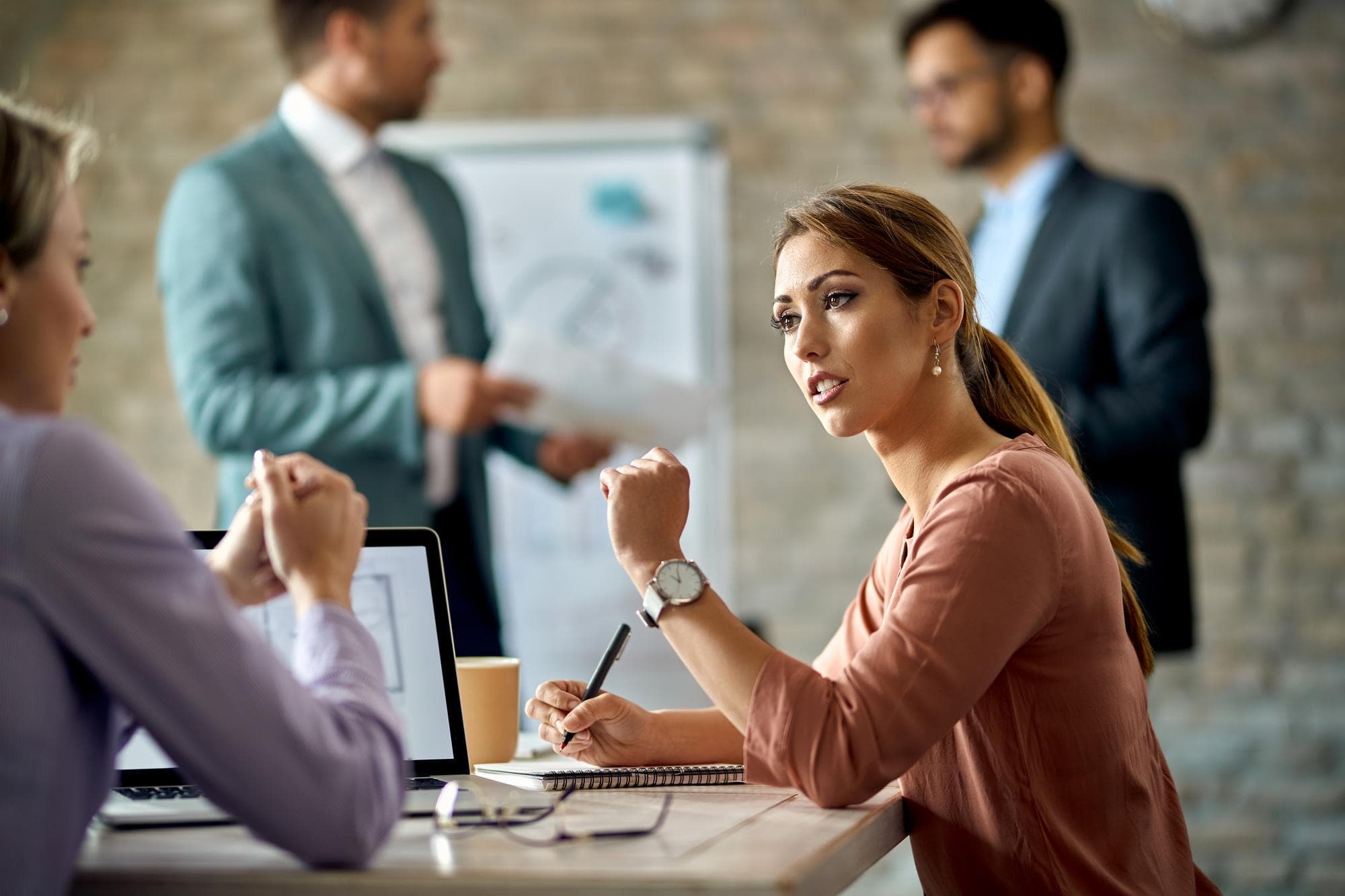 Vom Konflikt zur Zusammenarbeit: Unstimmigkeiten mit Kunden als Freelancer lösen